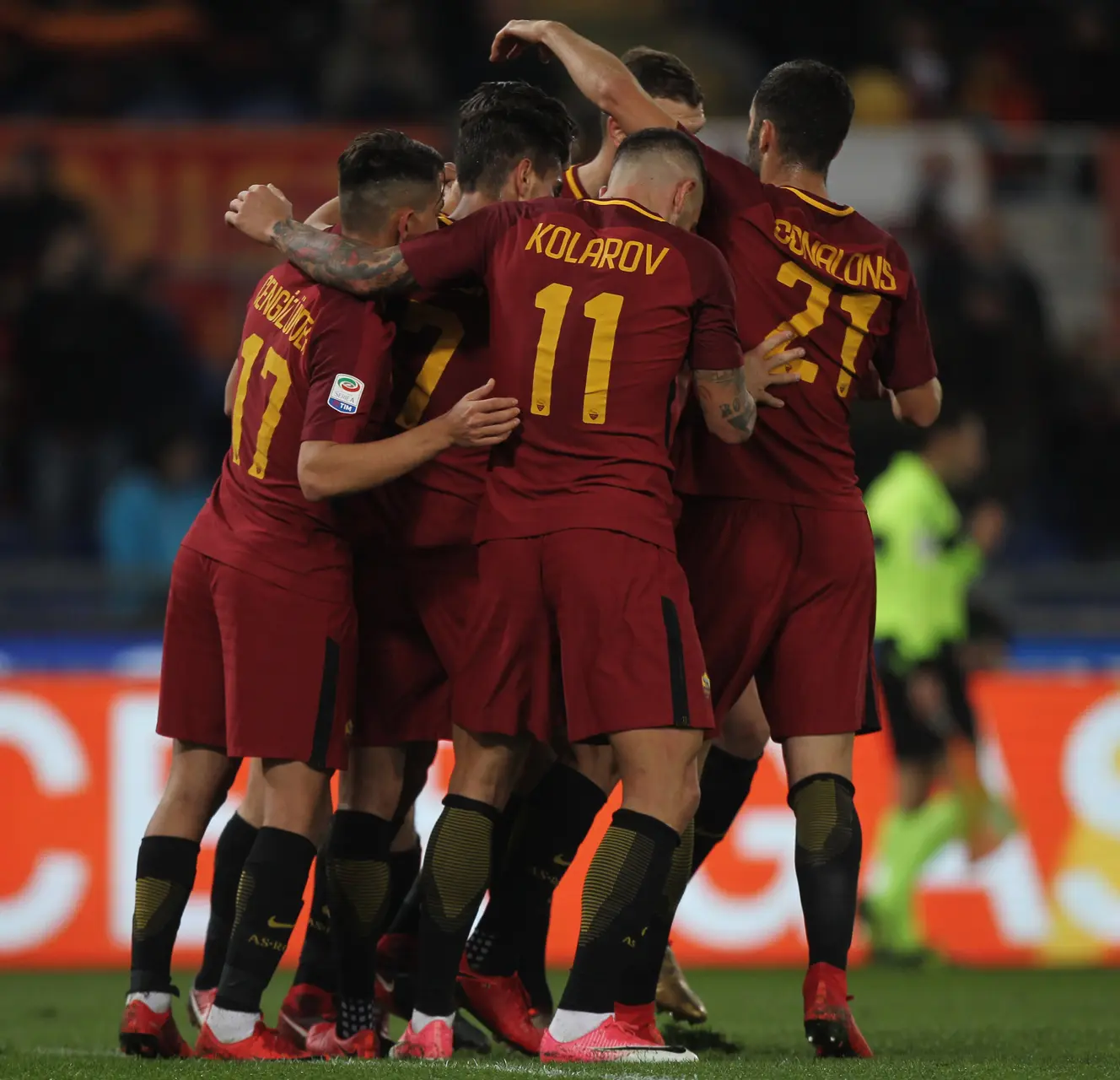 abbraccio roma dopo gol roma spal