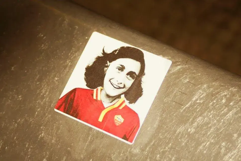 1508927540886 adesivo anna frank romanista