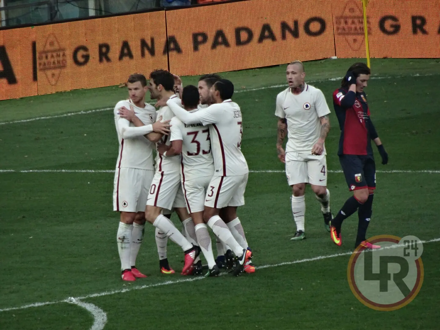 abbraccio squadra genoa roma