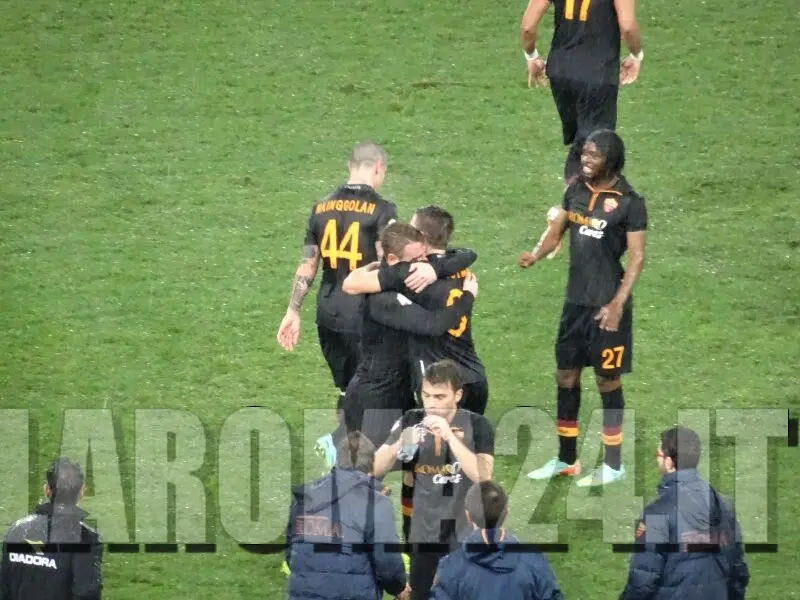 abbraccio strootman de rossi
