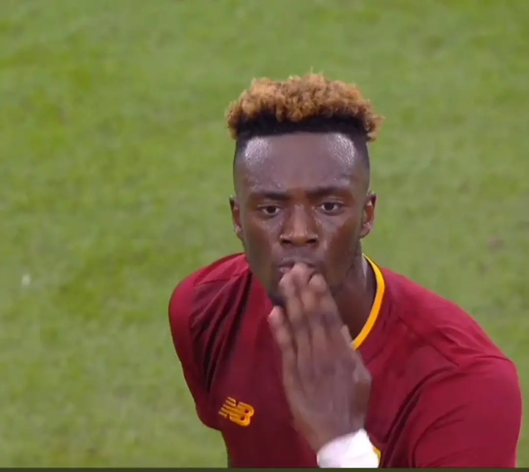 abraham bacio dybala juve roma