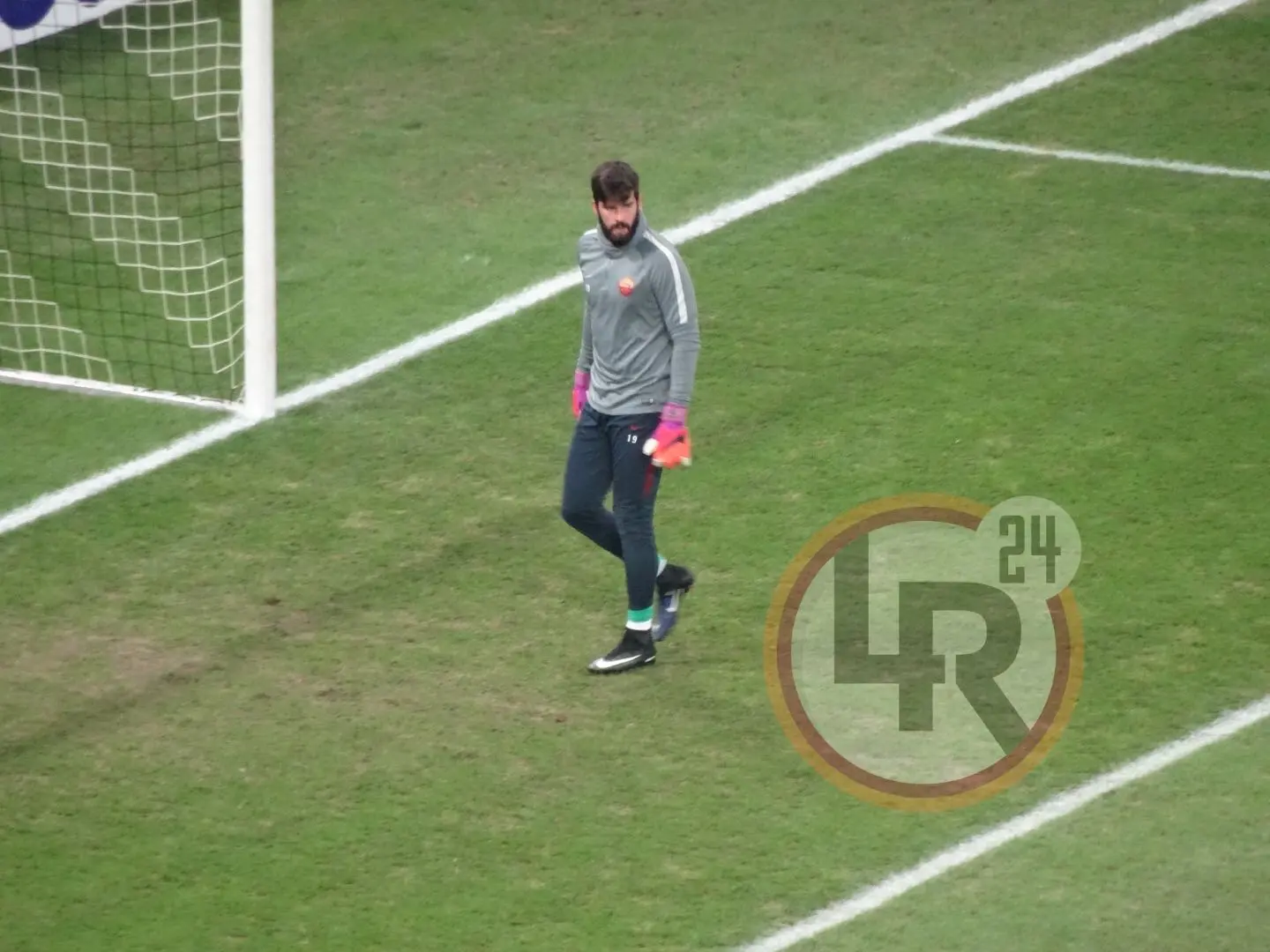 alisson in campo per riscaldamento lr24