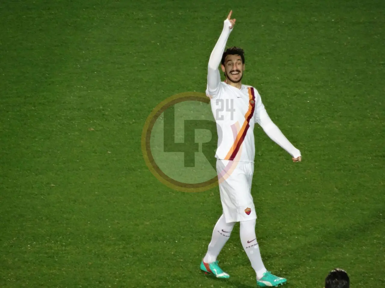 astori tutta figura bianco indica