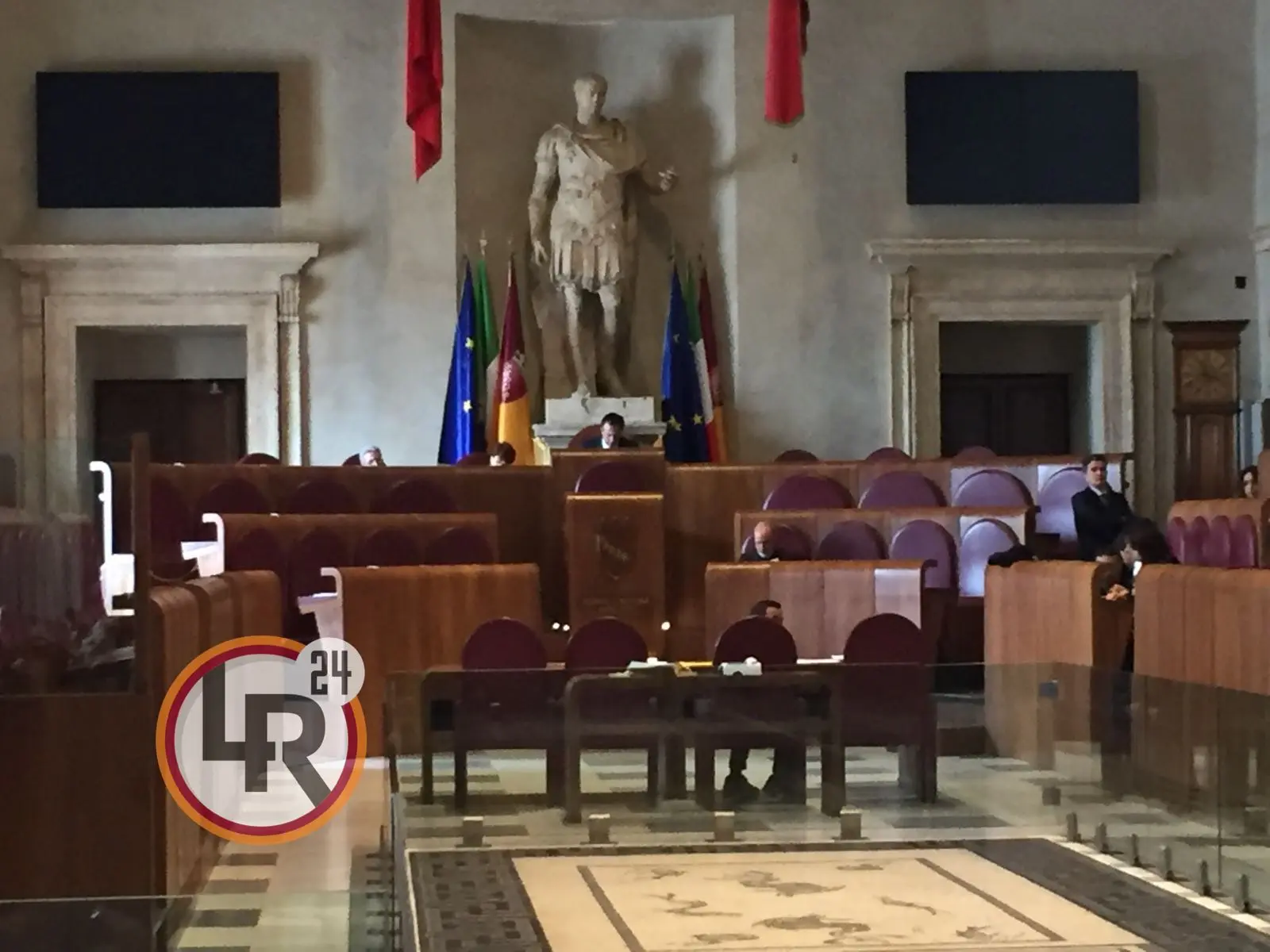 aula consiglio comunale semi vuota