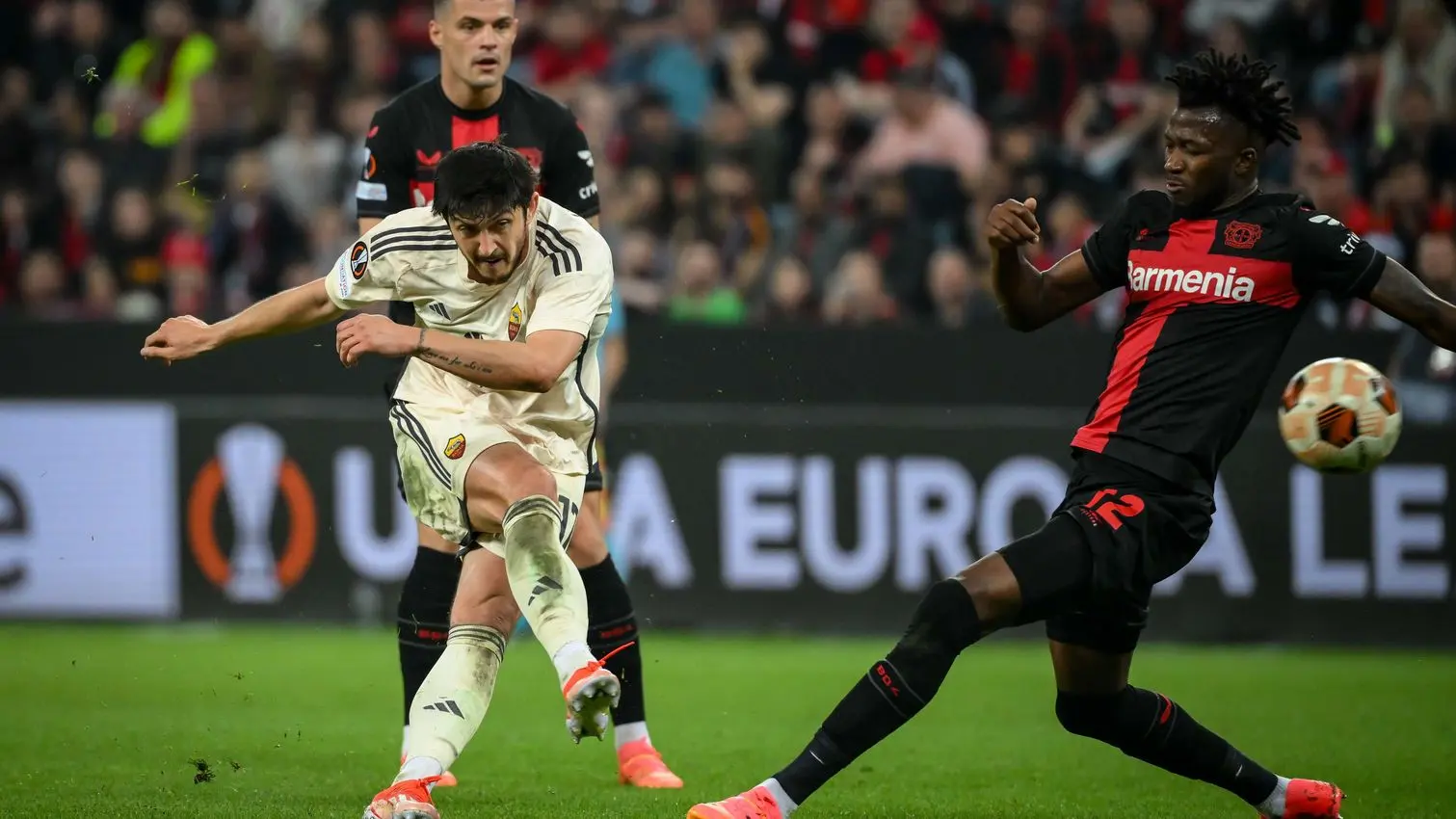 bayer leverkusen roma azmoun tapsoba