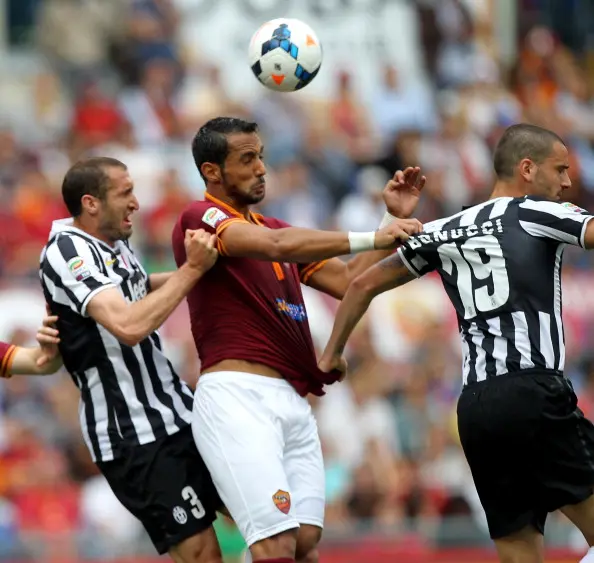 benatia stacca in mezzo a chiellini e bonucci roma juve 11514