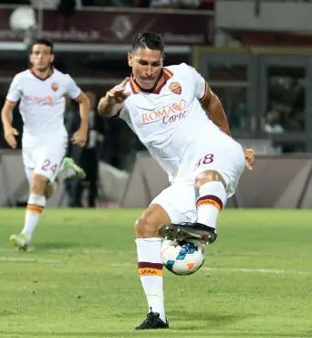 borriello controllo palla florenzi sullo sfondo
