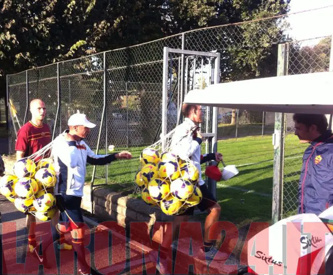 braldey andreazzoli palloni ingresso in campo trigoria 081113