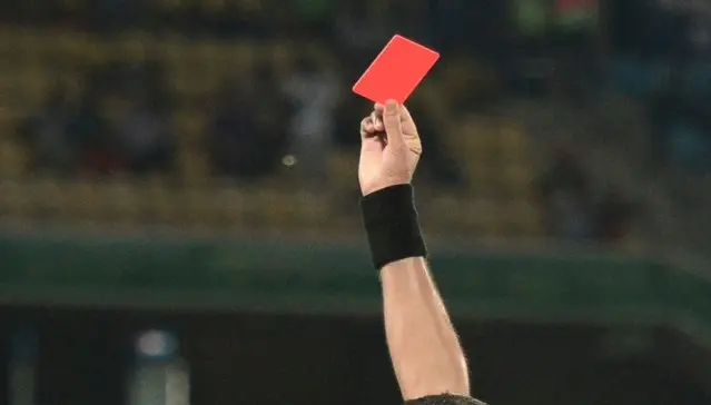 calcio arbitro cartellino1