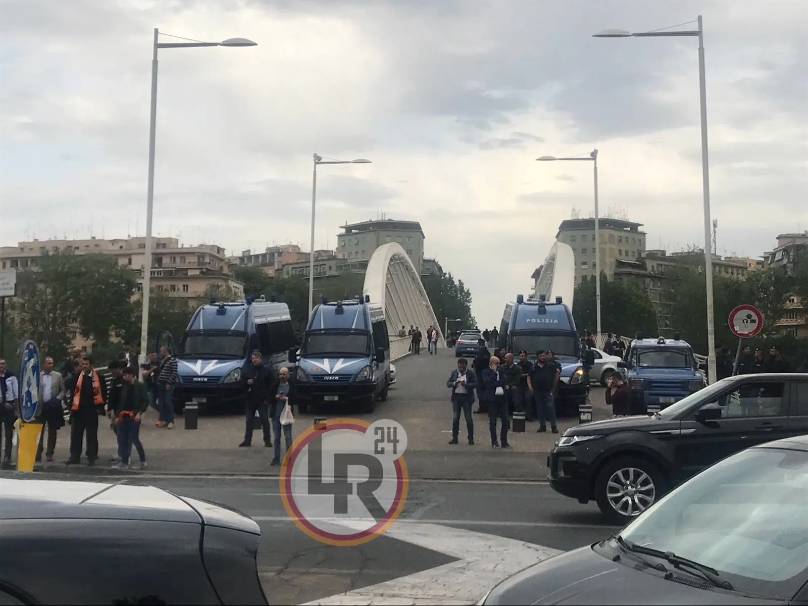 camionette polizia ponte della musica