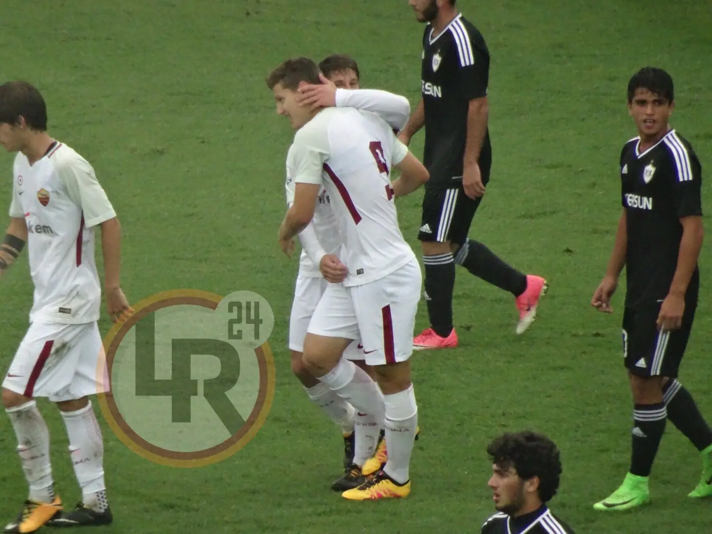 celar abbracciato dopo gol qarabag roma