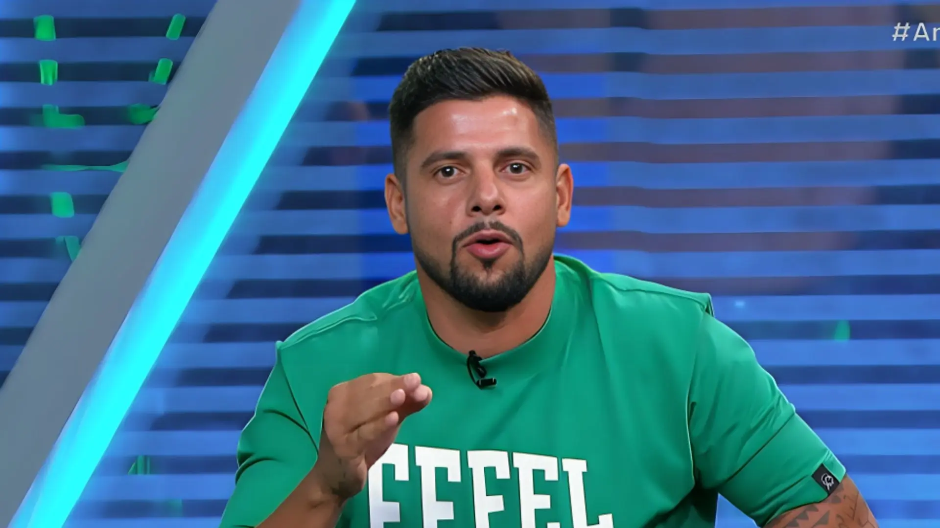 cicinho crava maior lateral da historia da selecao brasileira