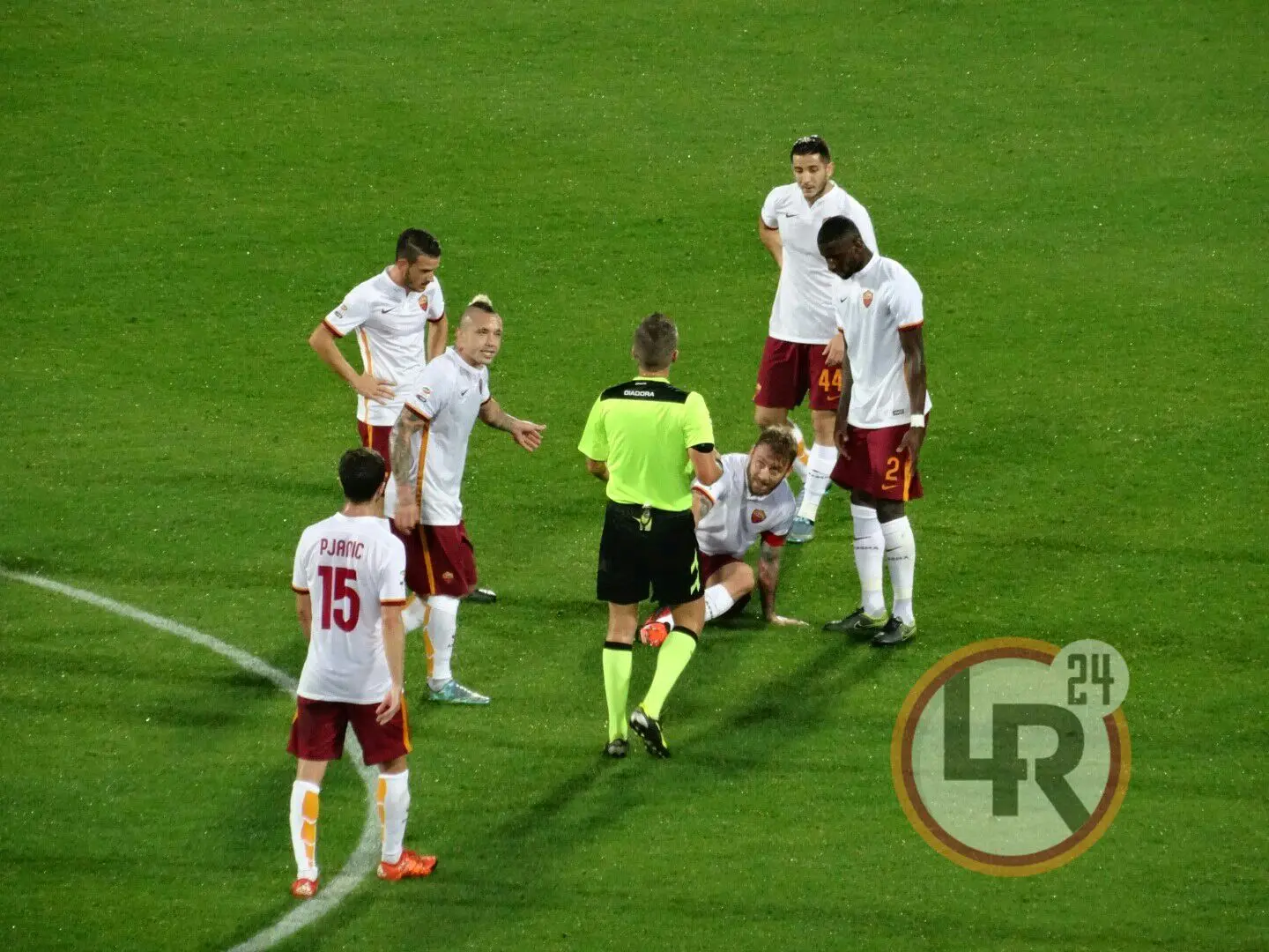 de rossi a terra infortunio fiorentina roma 251015