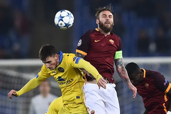 de rossi colpo di testa roma bate