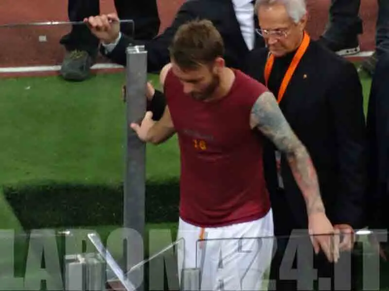 de rossi esce dal campo roma napoli