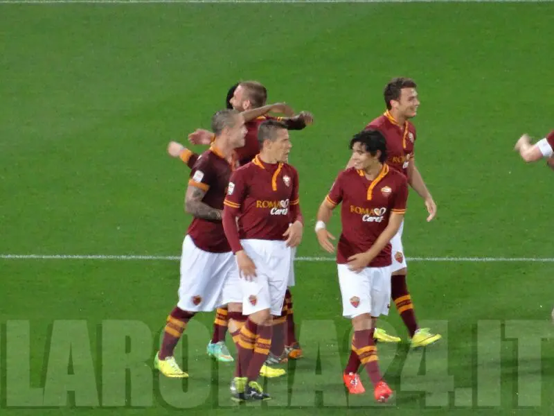 de rossi gervinho abbraccio dopo gol