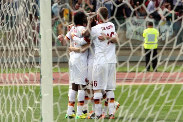 de rossi gervinho destro abbraccio dietro la rete cagliari roma