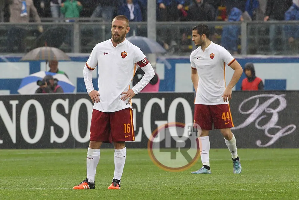de rossi manolas mani sui fianchi lr24