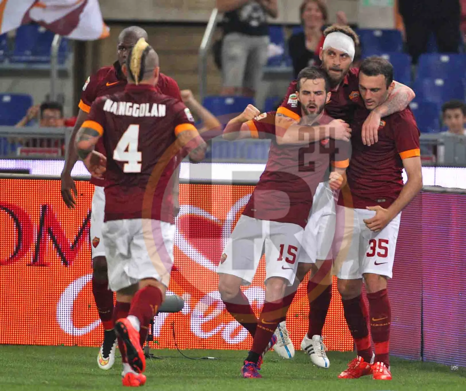 de rossi nainggolan pjanic torosidis ibarbo esultanza roma udinese 17052015