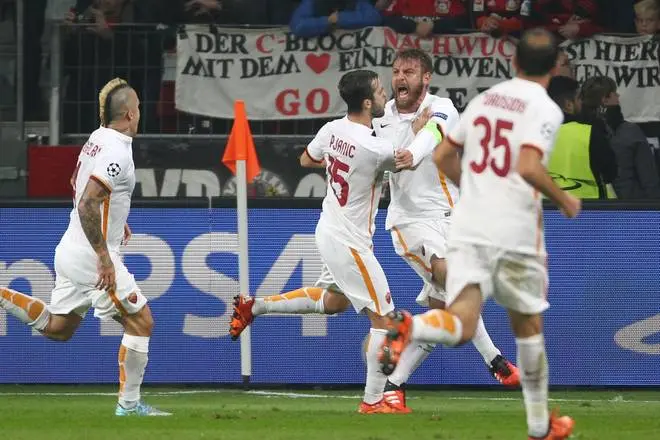 de rossi pjanic esultanza bayer roma