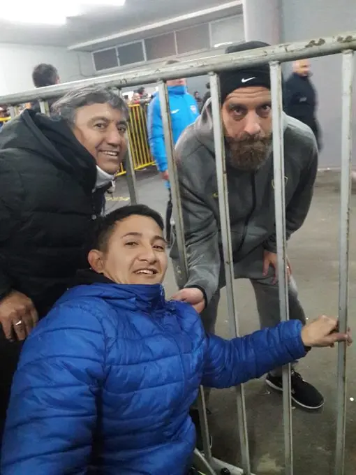 de rossi si ferma con un ragazzo sulla sedia a rotelle