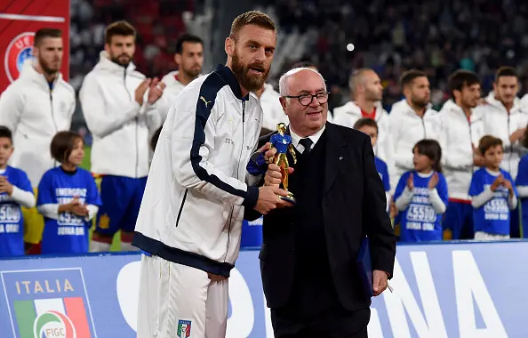 de rossi tavecchio premiazione italia spagna