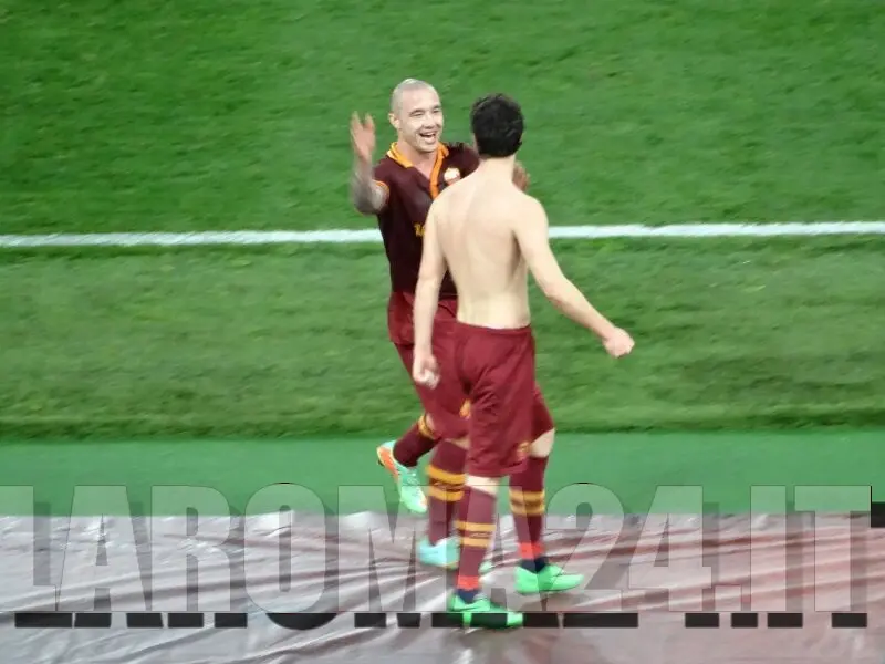 destro festeggia con nainggolan roma samp