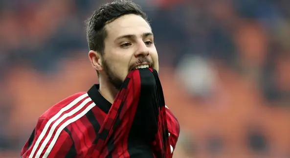 destro maglia milan tra i denti