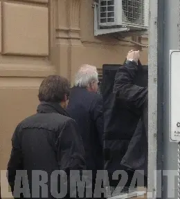 dibenedetto20coperto20da20giaccone20arrivo20studio20grimaldi20lr242029 3 11
