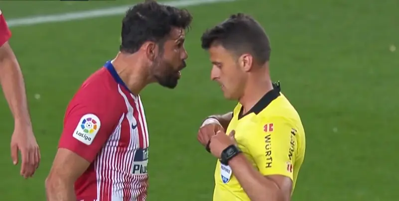diego costa tras ver la roja ensenada por gil manzano en el barcelona atletico de liga 18 19 captura movistar