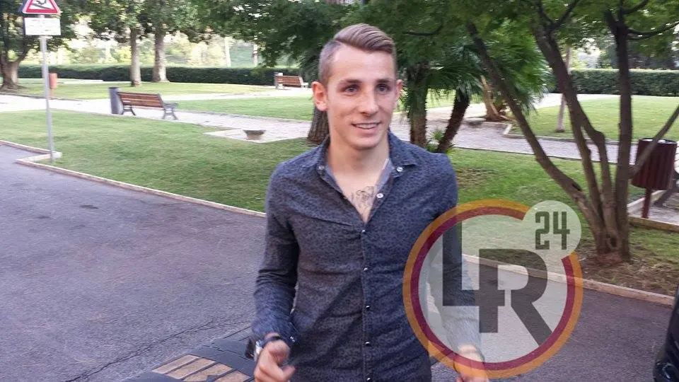 digne sorridente fuori villa stuart mezza figura1