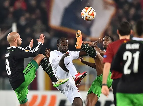 doumbia ostacolato da due avversari roma feyenoord 19022015