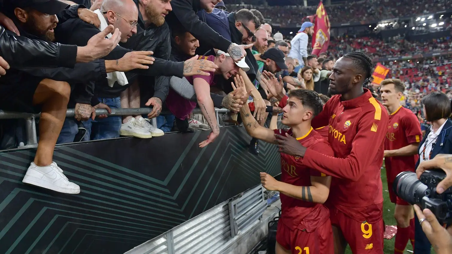 dybala e abraham tifosi siviglia roma
