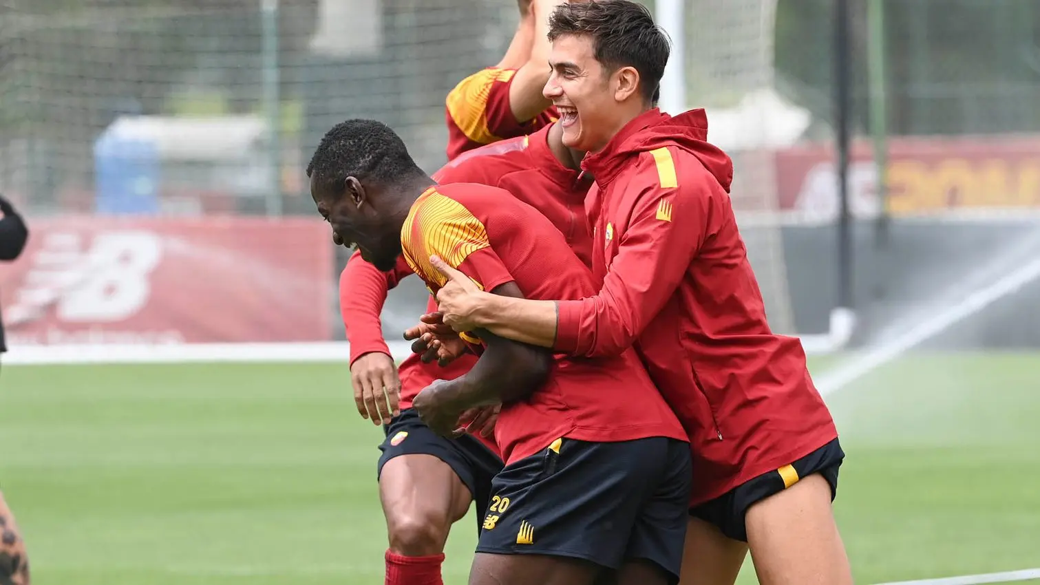 dybala e camara sorrisi trigoria