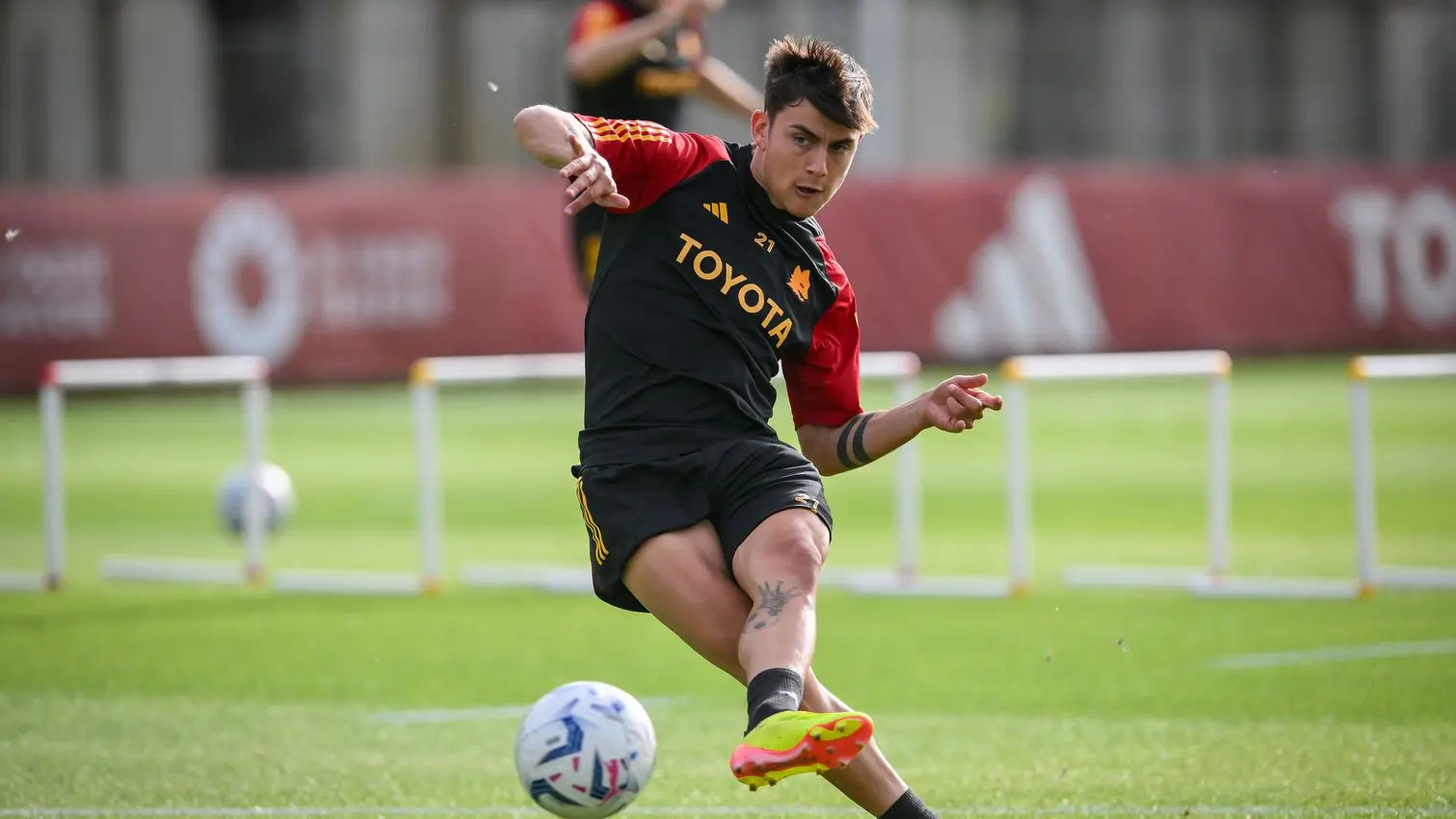 dybala tiro trigoria