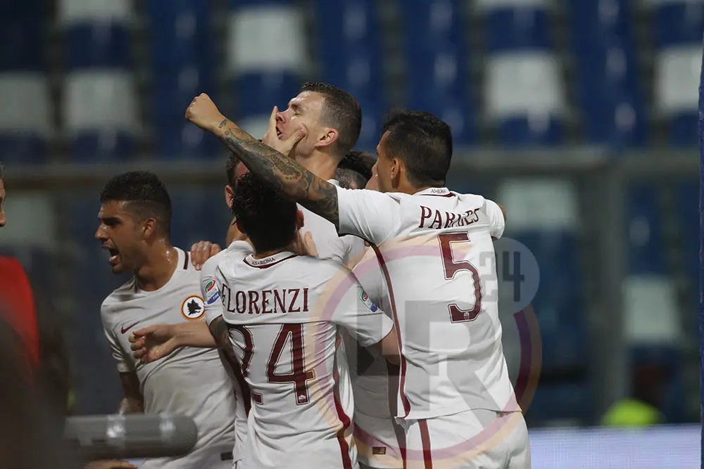 dzeko abbracciato sassuolo roma
