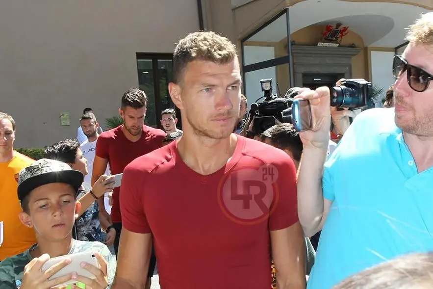 dzeko in mezzo gente visite villa stuart