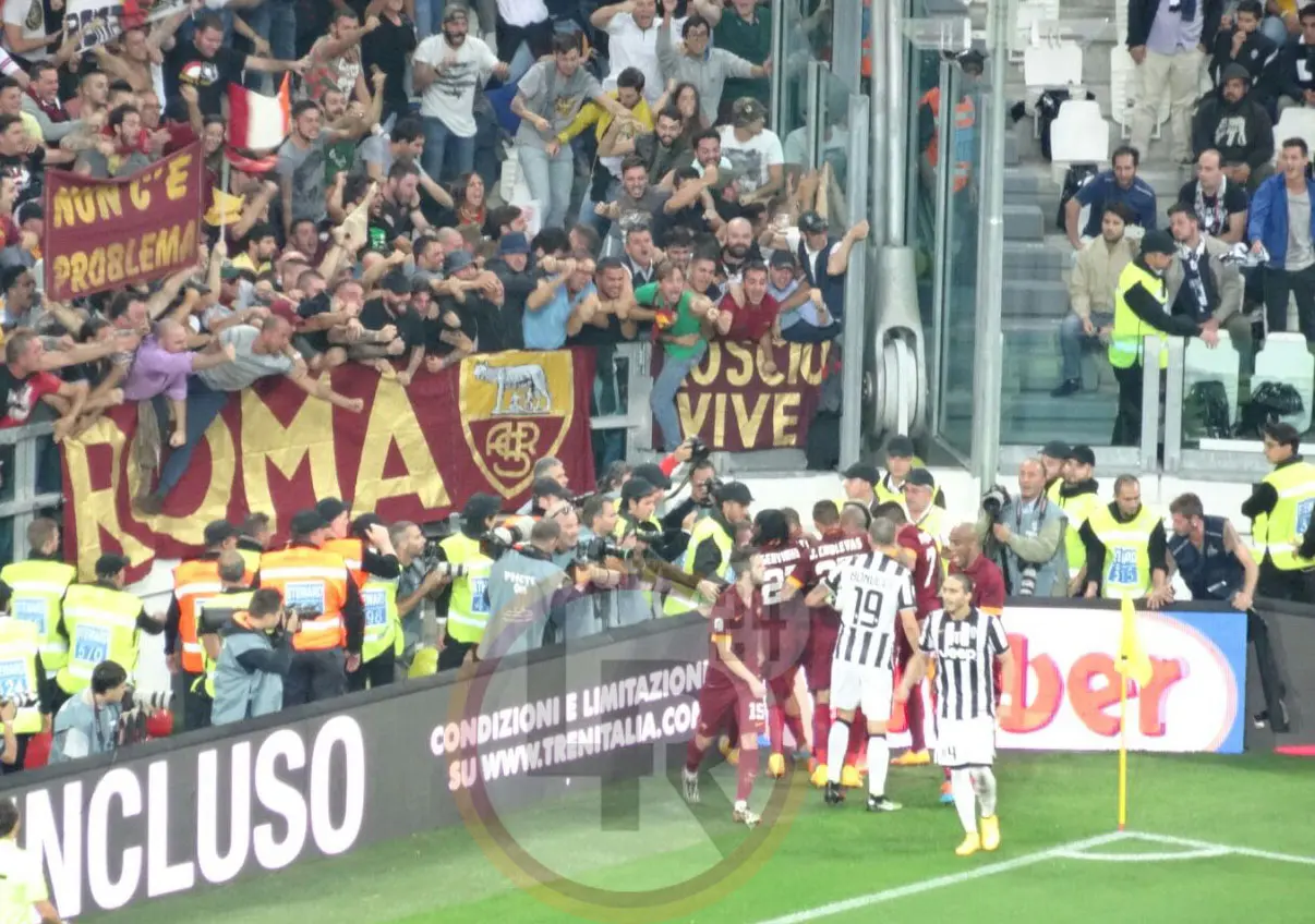 esultanza squadra con proteste juve