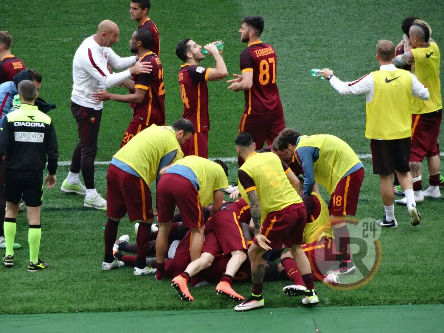esultanza squadra rete florenzi lazio roma 030416