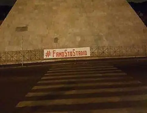 famo sto stadio striscione piramide 1