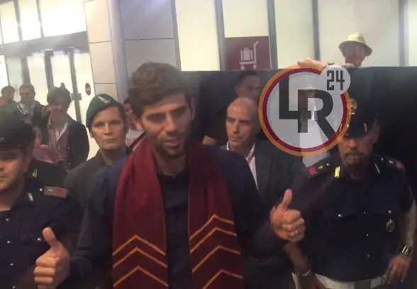 fazio pollici ok sciarpa roma