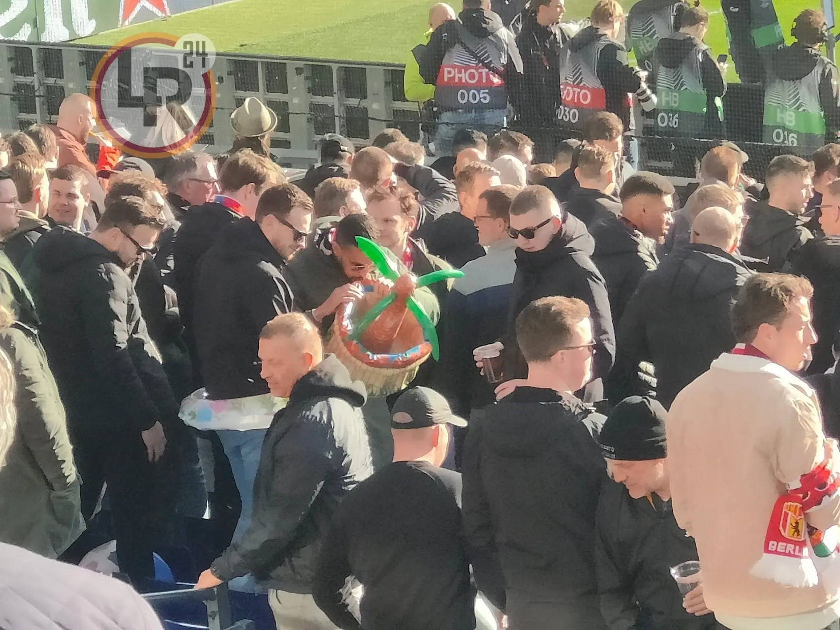 feyenoord roma tifosi con oggetti gonfiabili