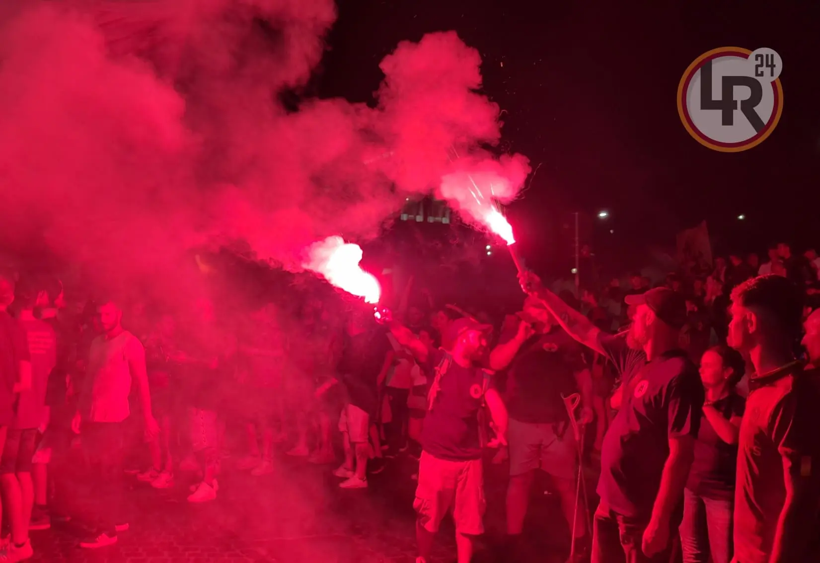 fumogeni corteo roma tifosi