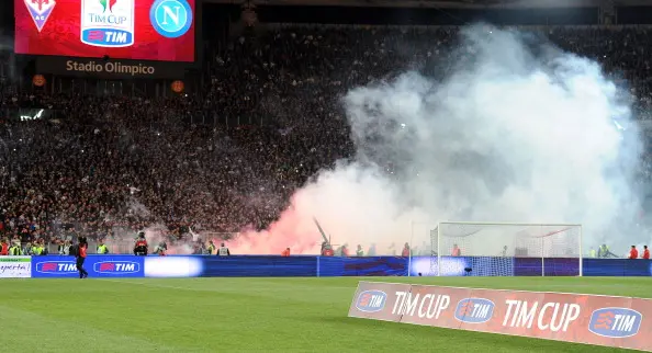 fumogeni fiorentina napoli coppa italia