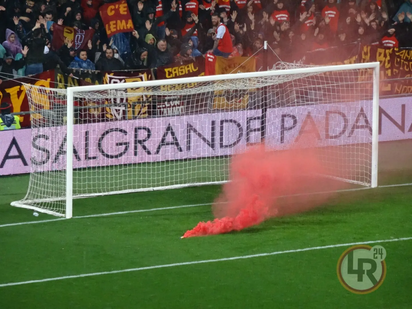 fumogeno sassuolo roma