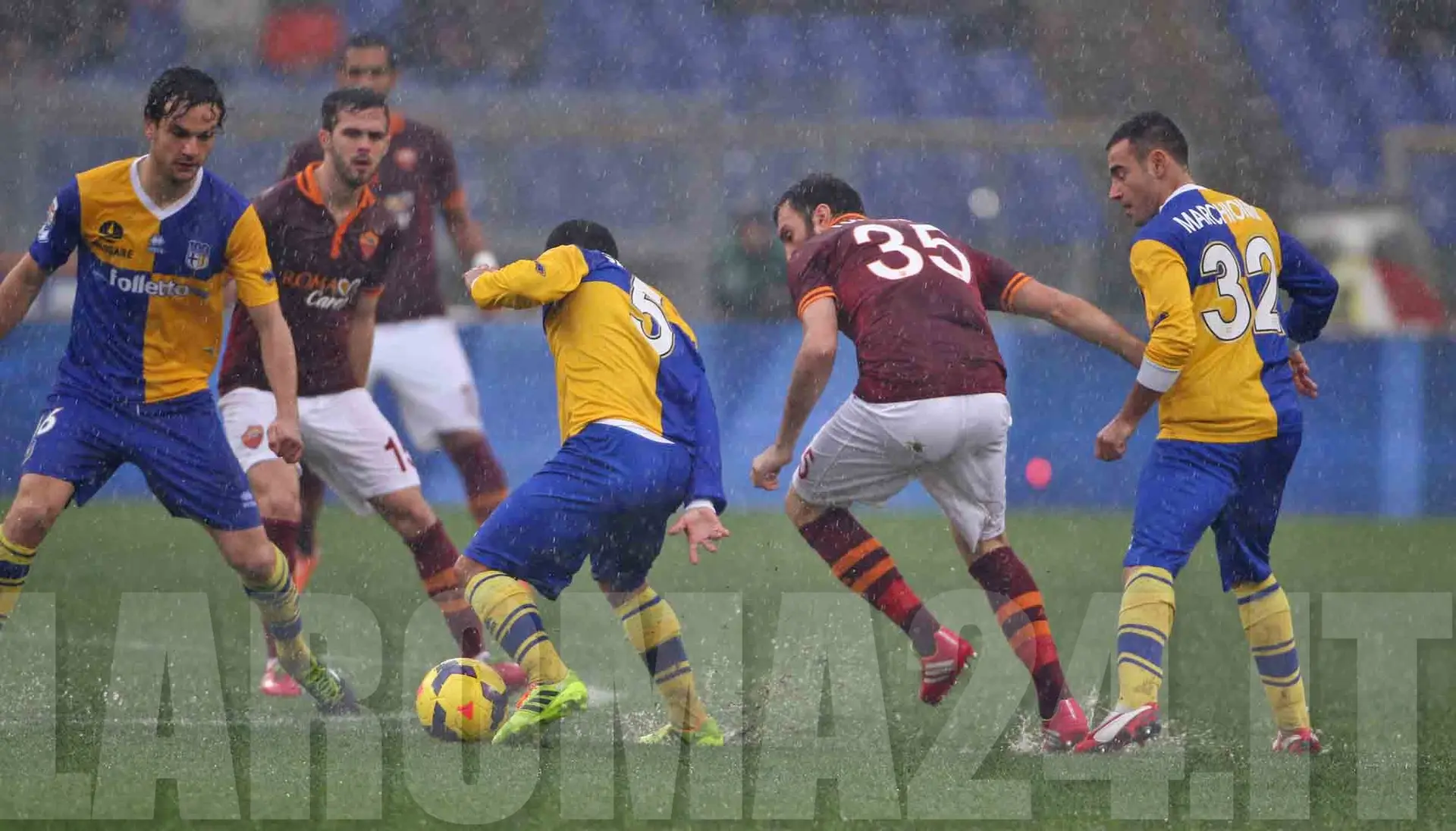 gargano prova dribbling nella pioggia torosidis pjanic parolo roma parma 2 2 14