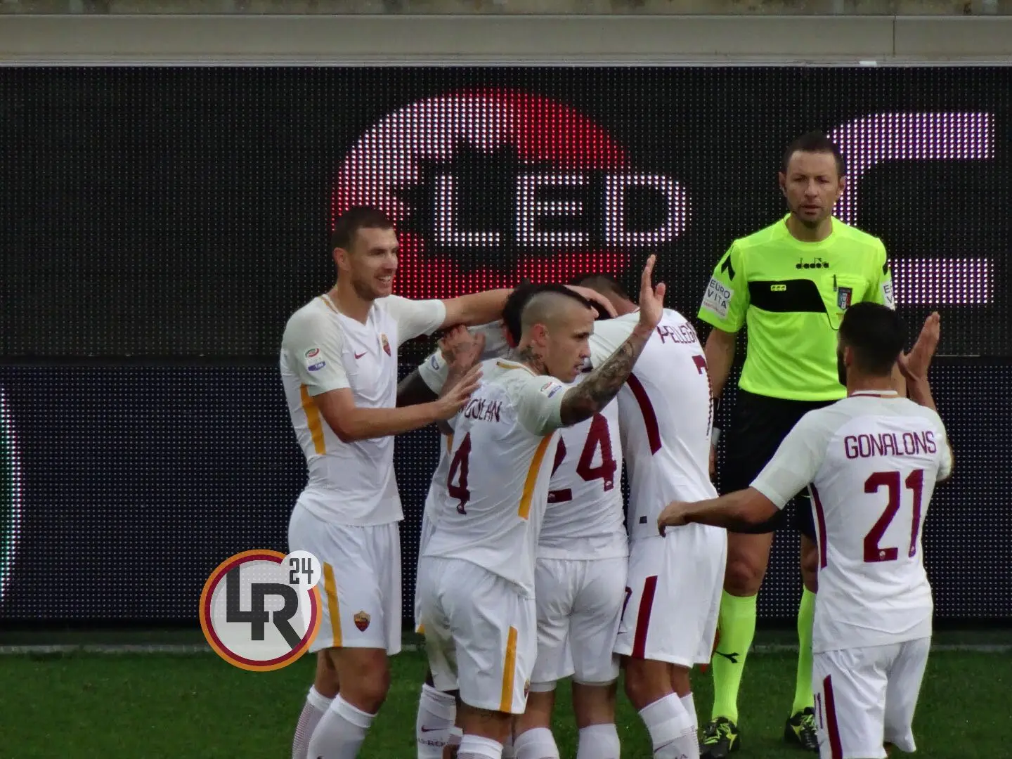 gerson abbracciato secondo gol