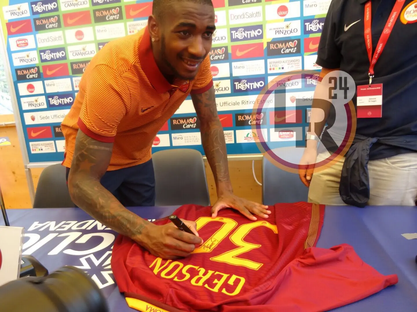 gerson presentazione ritiro roma pinzolo firma maglia 2 10072016