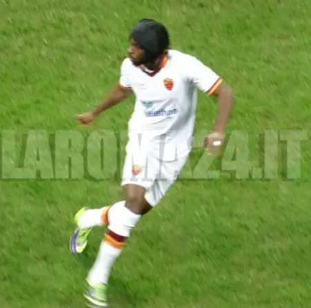gervinho corsa tutta figura bianco