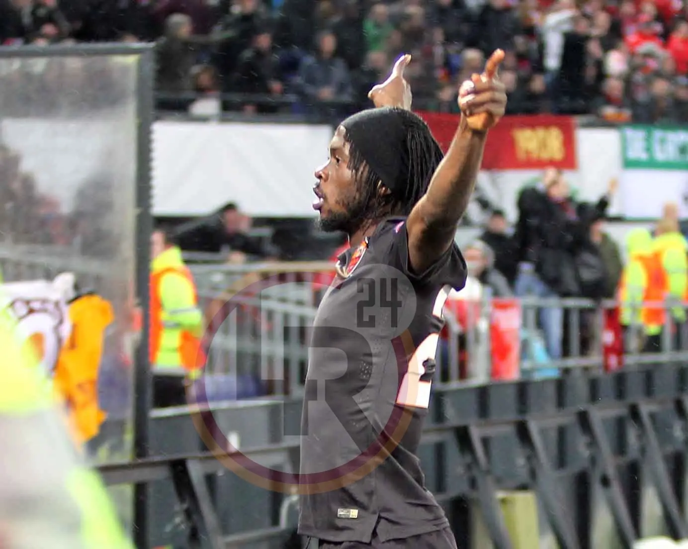 gervinho esulta profilo vs feyenoord
